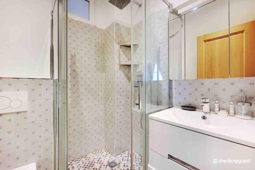 une salle de bain avec douche et lavabo dans l'établissement Center Paris Louvre - Tuilerie, à Paris