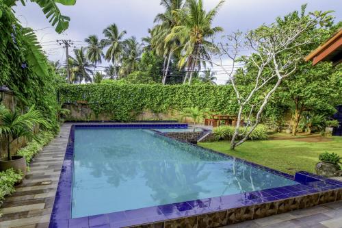 - une piscine dans l'arrière-cour d'une maison dans l'établissement The Kabok Villa by Vivanya, à Ambalangoda