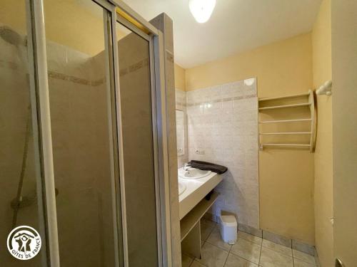 La salle de bains est pourvue d'une douche et d'un lavabo. dans l'établissement Gîte Saint-Martin-des-Tilleuls, 4 pièces, 6 personnes - FR-1-426-335, à Saint-Martin-des-Tilleuls