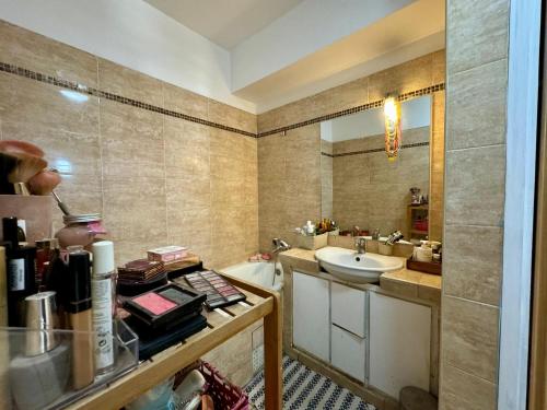 een badkamer met een wastafel en een spiegel bij Mansa home in Dakar