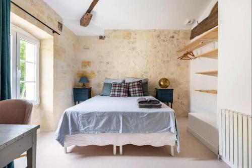 a bedroom with a bed in a room at Charmant cottage aux portes de l'entre deux mers in Cambes