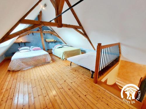 Zimmer im Dachgeschoss mit 2 Betten und Holzboden in der Unterkunft Gîte Courbeveille, 3 pièces, 6 personnes - FR-1-600-35 