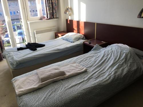 2 camas en una habitación de hotel con toallas en la cama en Villa 1900, en Stavelot