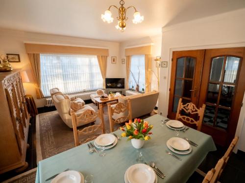 un salon avec une table avec un ordinateur portable dessus dans l'établissement Villa Hamarrbø with garden and parking by Interhome, au Coq