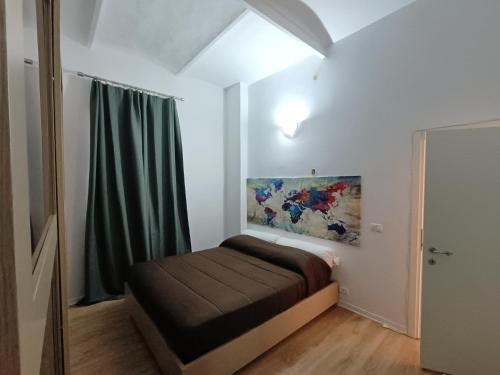 sypialnia z łóżkiem i obrazem na ścianie w obiekcie Suite Del Parco w Bolonii