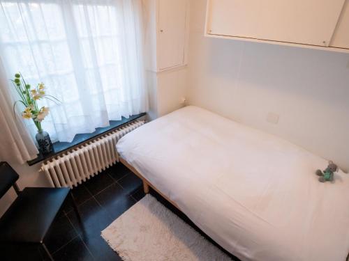 Un ou plusieurs lits dans un hébergement de l'établissement Villa Hamarrbø with garden and parking by Interhome