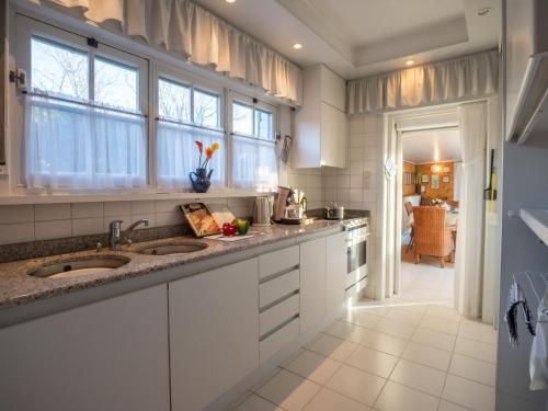 Cuisine ou kitchenette dans l'établissement Villa Hamarrbø with garden and parking by Interhome