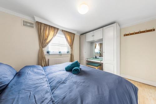倫敦的住宿－Flat in Baker Street，一间卧室设有一张大蓝色的床和窗户