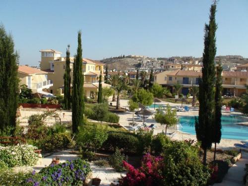 Regina Gardens - spacious, 3 bed, ground floor unit with large patio