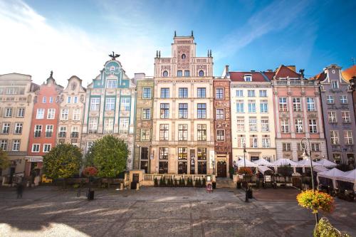 un grand bâtiment au cœur d'une ville dans l'établissement Radisson Blu Hotel, Gdańsk, à Gdańsk
