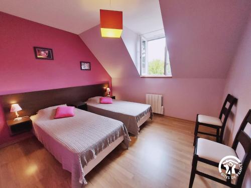 twee bedden in een kamer met roze muren en een raam bij Gîte Saint-Mars-sur-Colmont, 5 pièces, 8 personnes - FR-1-600-174 in Saint-Mars-sur-Colmont