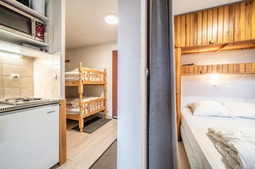 Mały pokój z łóżkiem piętrowym i kuchnią w obiekcie Residence Les Montagnes - 6 pers w mieście Bellevaux