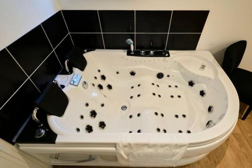 Photo de la galerie de l'établissement NG Prestige - Lille l Tourcoing l Haute - Duplex 4 pers - Balnéo - Netflix - Wifi, à Tourcoing