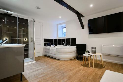 Photo de la galerie de l'établissement NG Prestige - Lille l Tourcoing l Haute - Duplex 4 pers - Balnéo - Netflix - Wifi, à Tourcoing