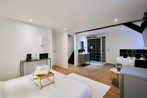 een woonkamer met een witte bank en een wastafel bij NG SuiteHome - Lille l Tourcoing l Haute - Duplex 4 pers - Balnéo - Netflix - Wifi in Tourcoing