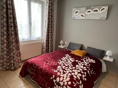 a bedroom with a bed with a red comforter and a window at Charmant gîte 2 pers avec terrasse privative et proche Vélo Rail - FR-1-426-466 in Commequiers