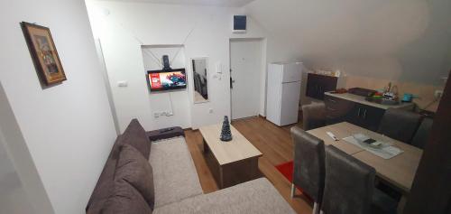 ein Wohnzimmer mit einem Sofa und einem Tisch in der Unterkunft Zlatna iskra in Ruđinci