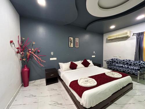 una camera con un grande letto e un divano di The Elite Beachview a Pondicherry