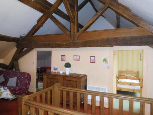 sala de estar con techo de madera con vigas en Gîte Perrancey-les-Vieux-Moulins, 3 pièces, 4 personnes - FR-1-611-22, en Perrancey