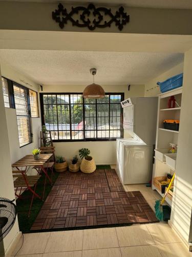 a room with a kitchen with a rug on the floor at El más completo, a menos de 5 minutos de la playa, free wifi fuera del alojamiento in San Felipe de Puerto Plata