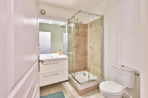 een badkamer met een douche, een toilet en een wastafel bij Budget studio with parking - The river seine in Saint-Denis