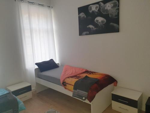een kleine slaapkamer met een klein bed en een raam bij Monteur Zimmer in Wurzen