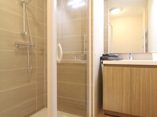y baño con ducha y lavamanos. en Gîte Chemillé-en-Anjou-Chemillé-Melay, 4 pièces, 6 personnes - FR-1-622-2 en Saint-Georges-du-Puy-de-la-Garde