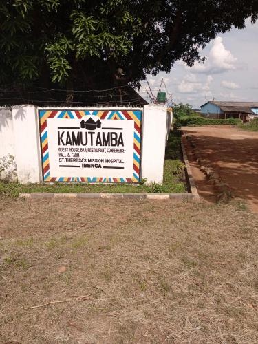 Kamutamba guesthouse في Masaiti: علامة تقول kanurama على جانب الجدار