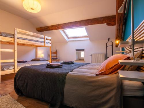1 Schlafzimmer mit 2 Etagenbetten in einem Zimmer in der Unterkunft Gîte Bazeilles-sur-Othain, 5 pièces, 9 personnes - FR-1-585-76 in Bazeilles-sur-Othain