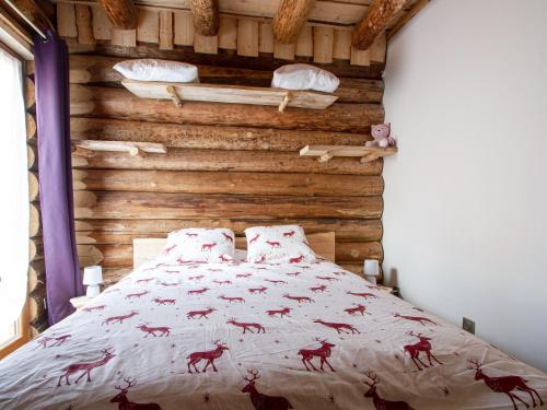 ein Schlafzimmer mit einem Bett mit einer Holzwand in der Unterkunft Gîte Anould, 4 pièces, 6 personnes - FR-1-589-378 in Anould