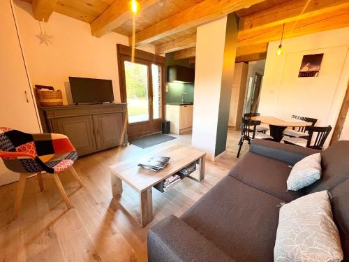 Gîte élégant en pleine nature avec terrasse, départ randonnées, parking privé et équipements inclus - FR-1-589-384