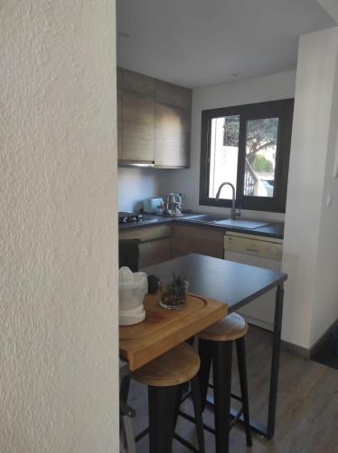 a small kitchen with a table and a sink at L'AUNISA in El Campello