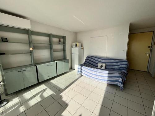 - une cuisine avec un lit et un réfrigérateur dans l'établissement Thir, à Valras-Plage