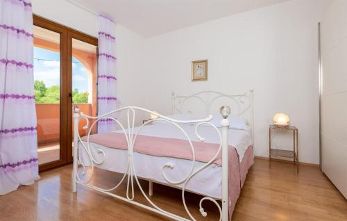 een wit bed in een kamer met een raam bij Nice Home In Vrecari With Wi-fi in Nedeščina