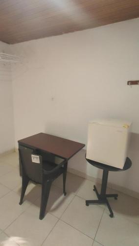 a desk and a chair in a room at Apto-studio en renta amoblado in Neiva