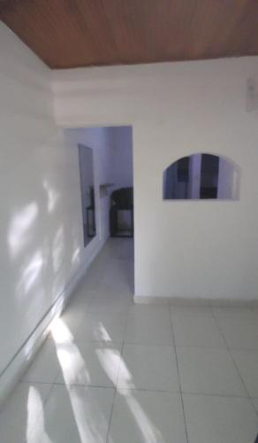 ネイバにあるApto-studio en renta amobladoの白い壁と椅子が備わる空き部屋