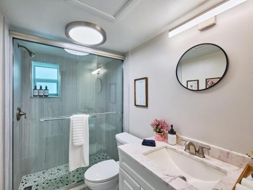 y baño con ducha, aseo y lavamanos. en Luxe 2 Bedroom with Direct views of the Intracoastal, en Riviera Beach