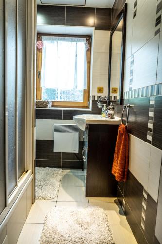 a small bathroom with a sink and a mirror at Chalupa Lenka in Vysoké Tatry