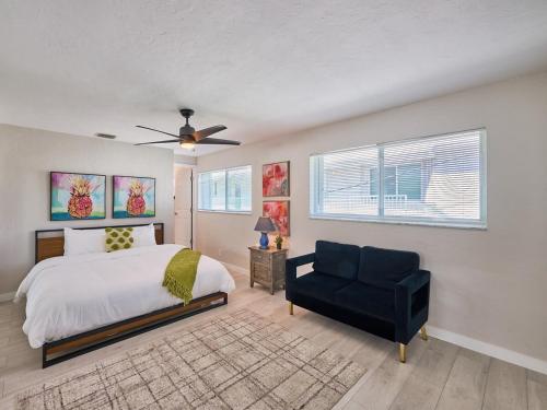 1 dormitorio con 1 cama y 1 silla negra en Luxurious 3 Bedroom on the Intracoastal, en Riviera Beach