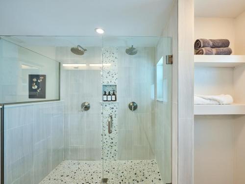ein Bad mit einer Dusche und einer Glastür in der Unterkunft Luxurious 3 Bedroom on the Intracoastal in Riviera Beach