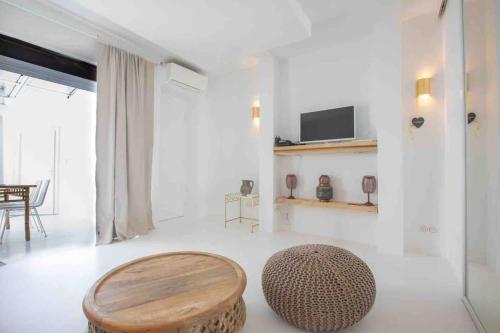 - un salon blanc avec une table et un tabouret dans l'établissement CABANA DEL MAR, à Marseille