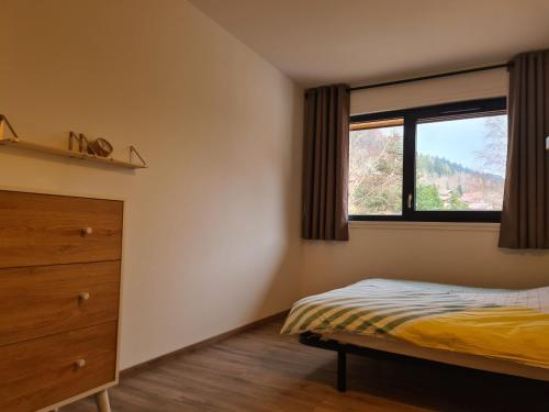 une chambre avec un lit et une fenêtre dans l'établissement Gîte 4 étoiles à La Bresse, grand confort, proche station ski - FR-1-589-394, à La Bresse