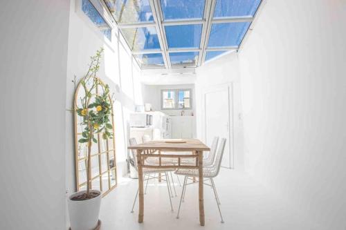 une cuisine avec une table et des chaises dans une pièce dans l'établissement CABANA DEL MAR, à Marseille