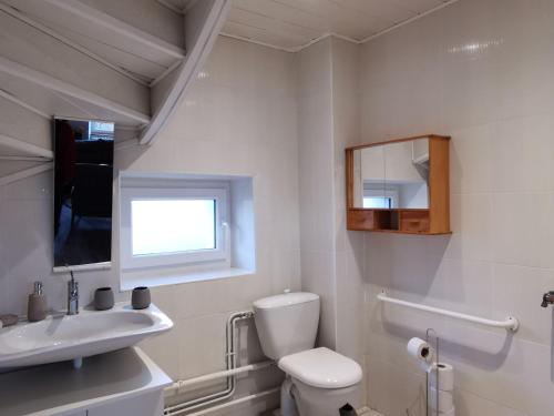 Koupelna v ubytování Maison de Charme à Domeyrat: Jardin, Balades, Confort et Animations Culturelles - FR-1-582-334