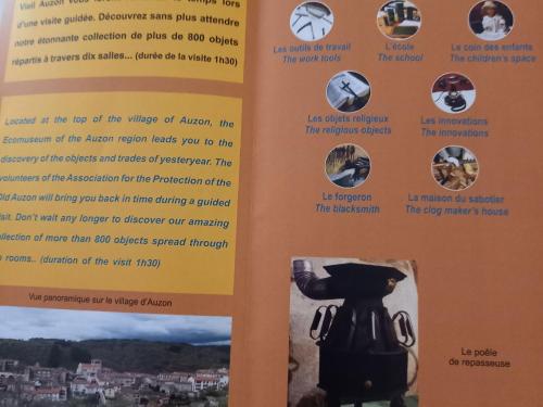 a book about the history of the town of akko at Gîte cosy avec jeux et terrasse à Auzon - FR-1-582-338 in Auzon