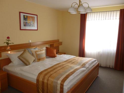 a bedroom with a large bed with a large window at Carmen's Ferienwohnung in Apelern