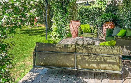 Taman di luar Gorgeous Home In Lussan With Wifi