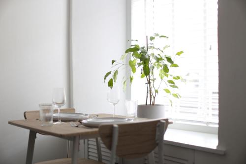 een eettafel met een potplant erop bij Bank Place in Crieff