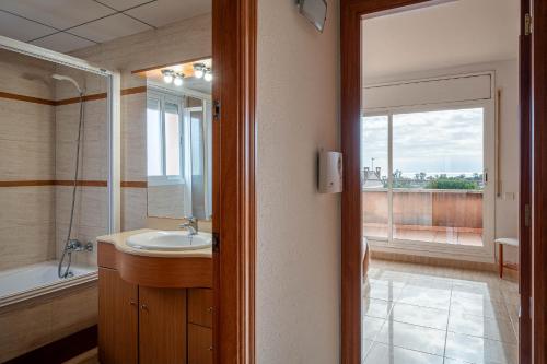 Ένα μπάνιο στο AT130 Casa con piscina privada, aire acondicionado y garaje