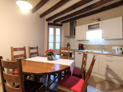 une cuisine et une salle à manger avec une table et des chaises dans l'établissement Maison de bourg cosy avec cour privée, proche Zoo de la Flèche et bords de Loire, idéale famille/am. - FR-1-622-29, à Baugé